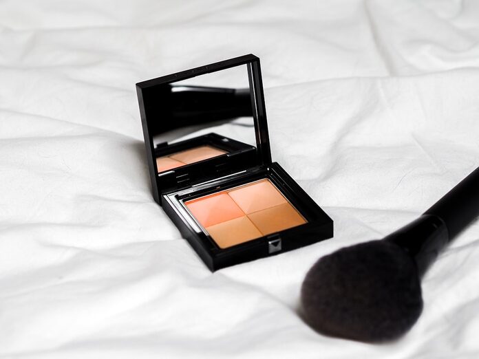 maquillage-correcteur-anti-taches-peau-mature black and brown makeup palette on white textile