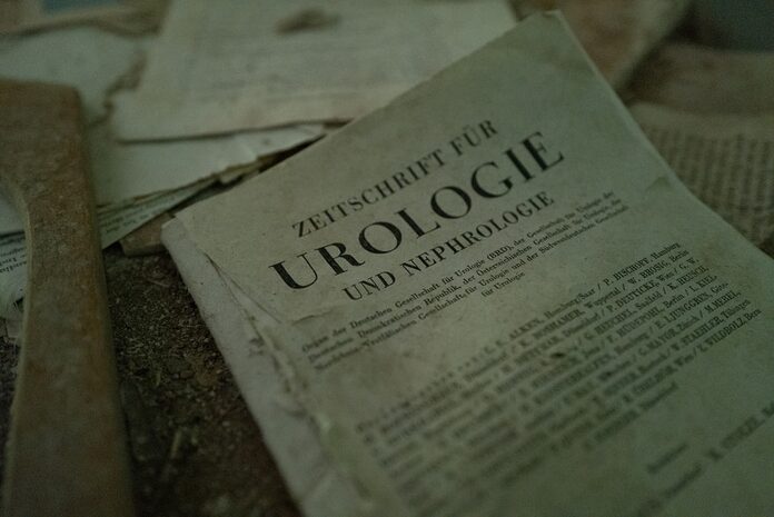 morphologie-sablier-adapter-garde-robe-accessoires-sublimer-courbes An old german medical textbook on urology.
