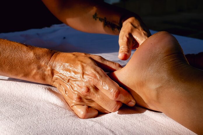 kobido-facial-technique-japonaise-anti-age-protocole-resultats A woman getting a foot massage from a man